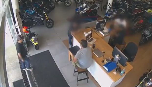 Armed robbery at a motorcycle dealership in Cuernavaca