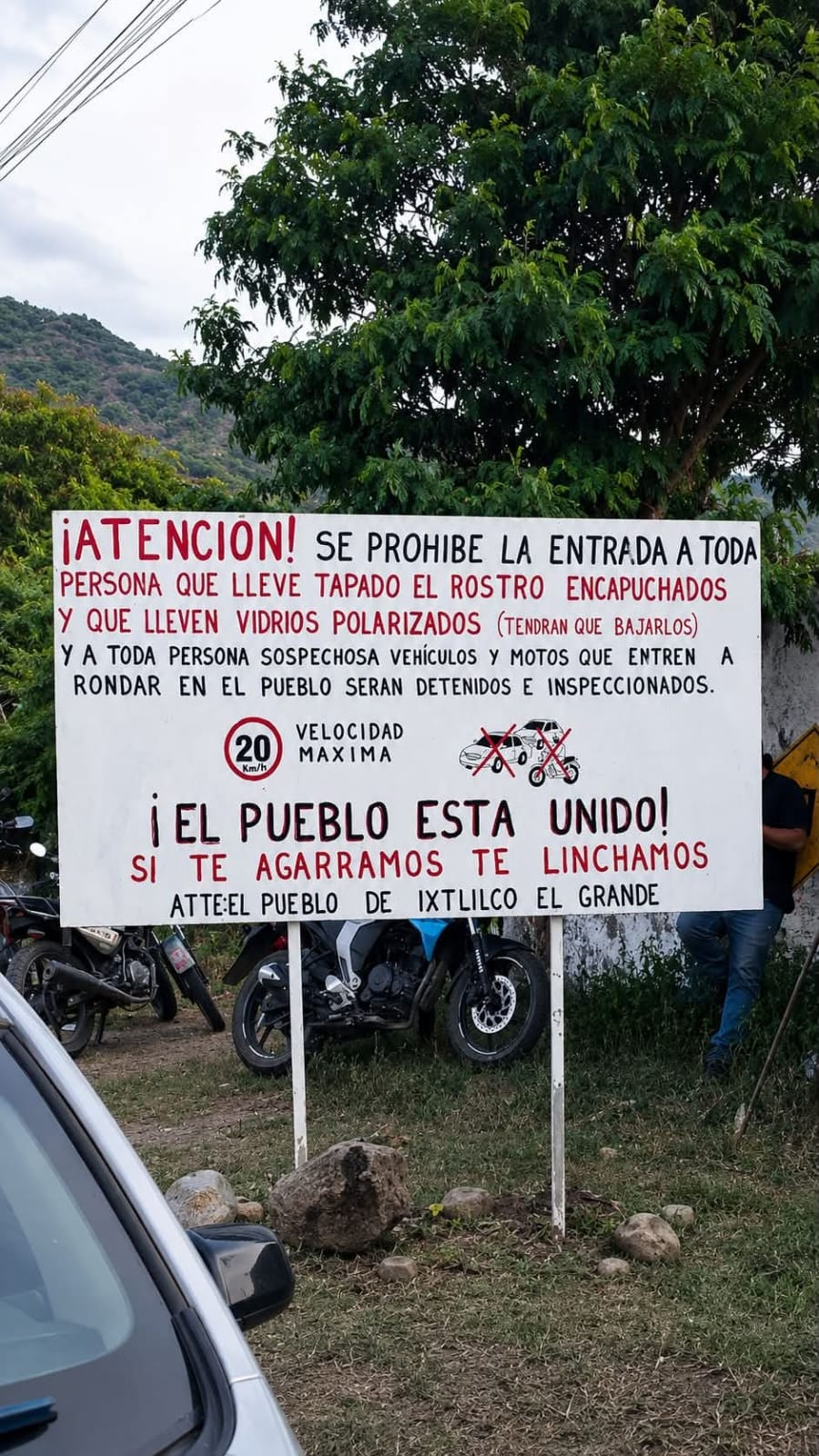 🚨 Ixtlilco el Grande SETS AN EXAMPLE and posts a warning at the community entrance; a threat is issued against suspicious individuals.
